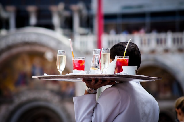 Restauracje hotelowe: Gdzie warto zjeść?