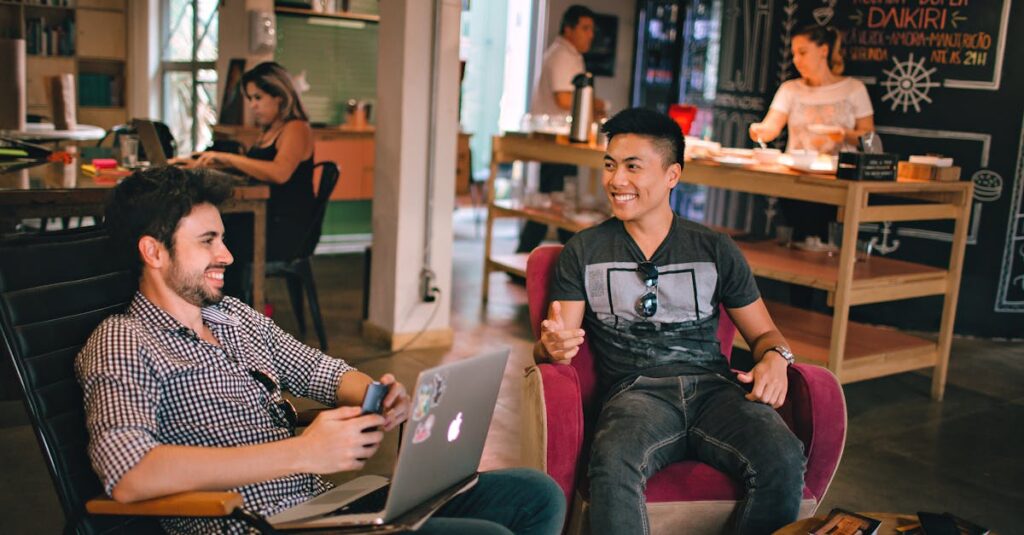 alt_text: Przestrzeń coworkingowa z nowoczesnymi biurkami, ludźmi pracującymi i inspirującą atmosferą.