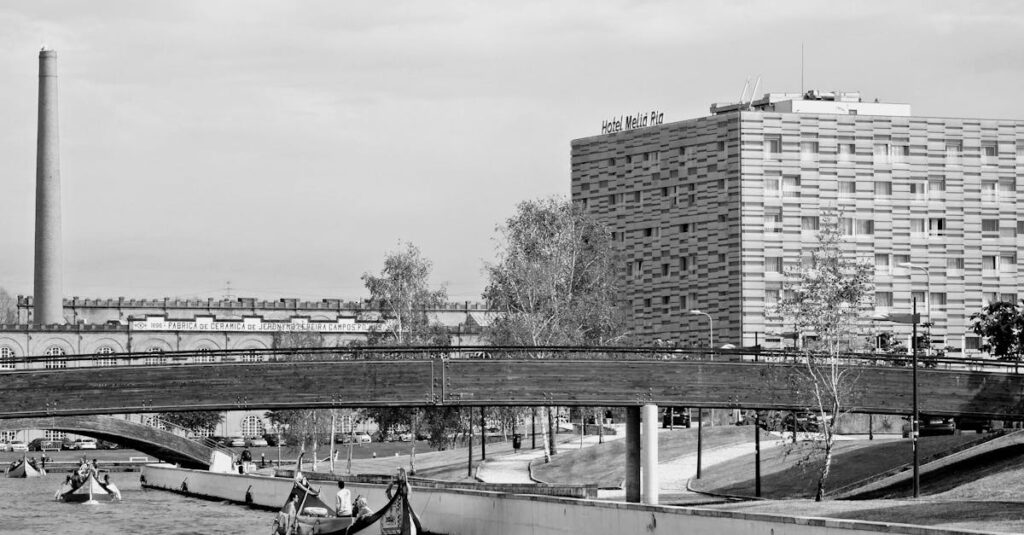 alt_text: Hotel tematyczny z unikalnym stylem, oferujący gościom niezapomniane wrażenia i komfort.