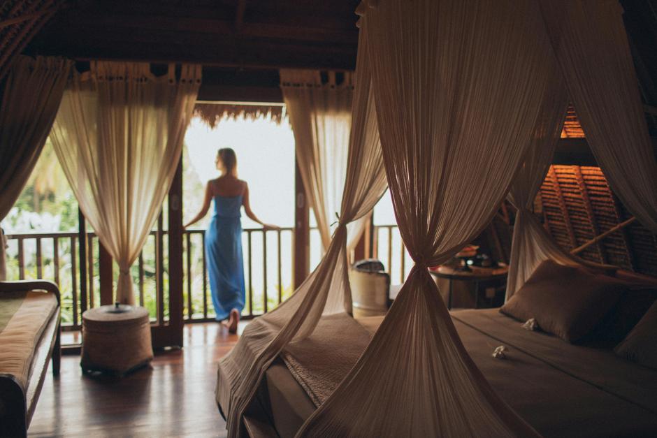 alt_text: Luksusowy hotel z eleganckim wnętrzem, pięknymi widokami i wyjątkowymi udogodnieniami.